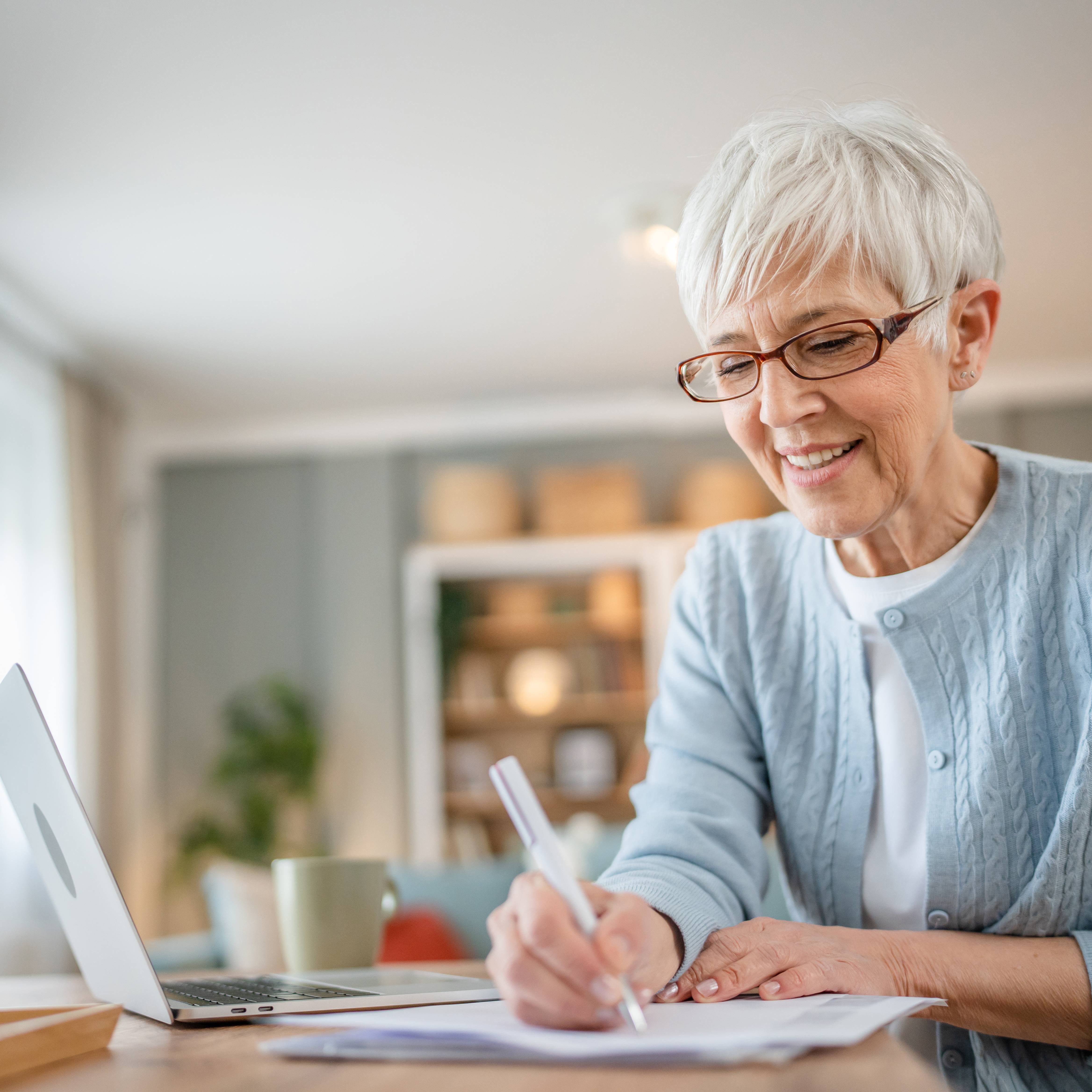 woman use laptop